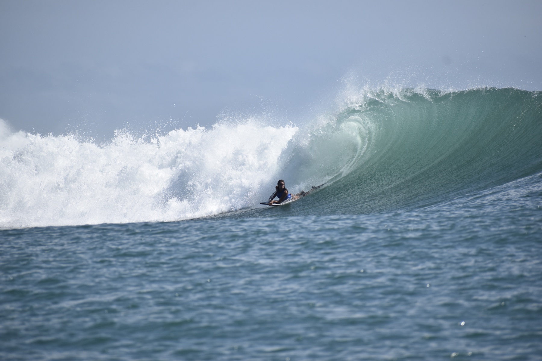 Anne-C&eacute;cile Lacoste en bodyboard au creux d&rsquo;une grande vague